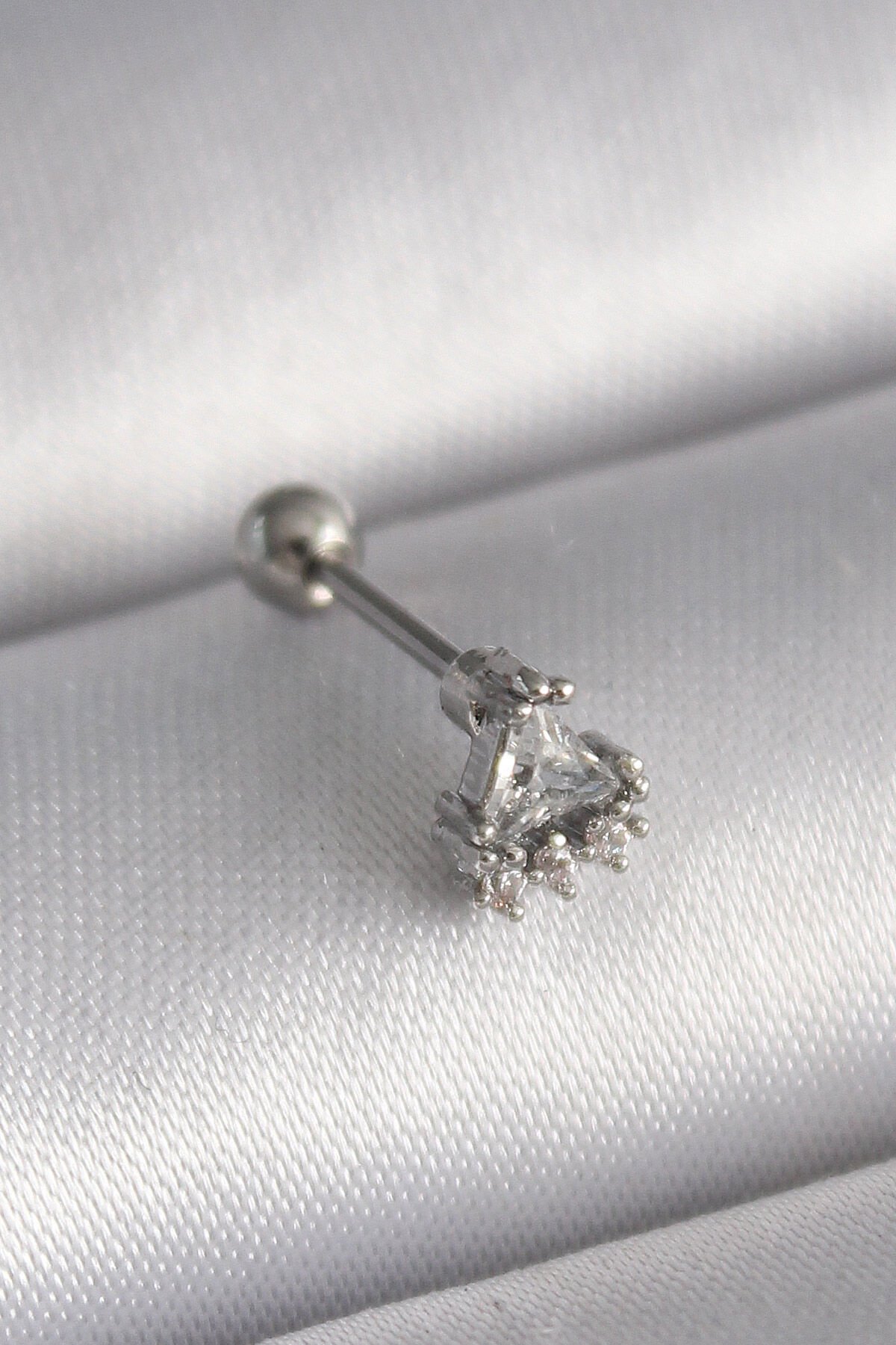 316L Çelik Gümüş Renk Üçgen Zirkon Taşlı Tragus Piercing - Lisinya