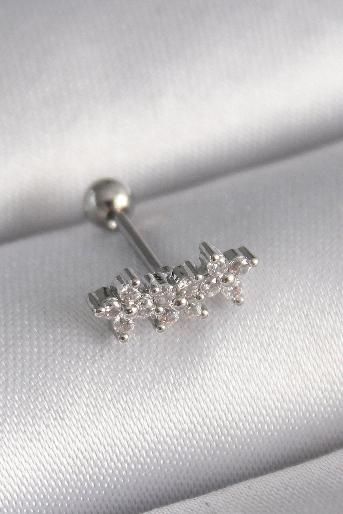 316L Çelik Gümüş Renk Zirkon Taşlı Yonca Tragus Piercing - Lisinya