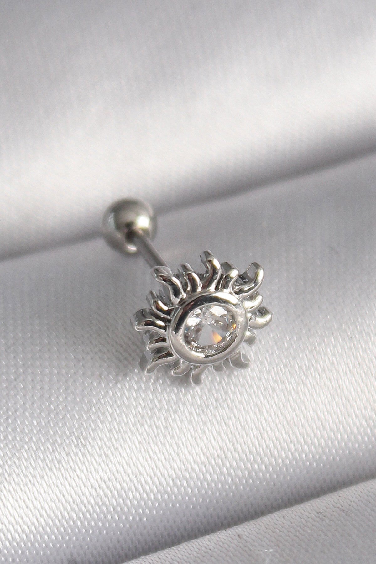 316L Çelik Gümüş Renk Zirkon Taşlı Güneş Tragus Piercing - Lisinya