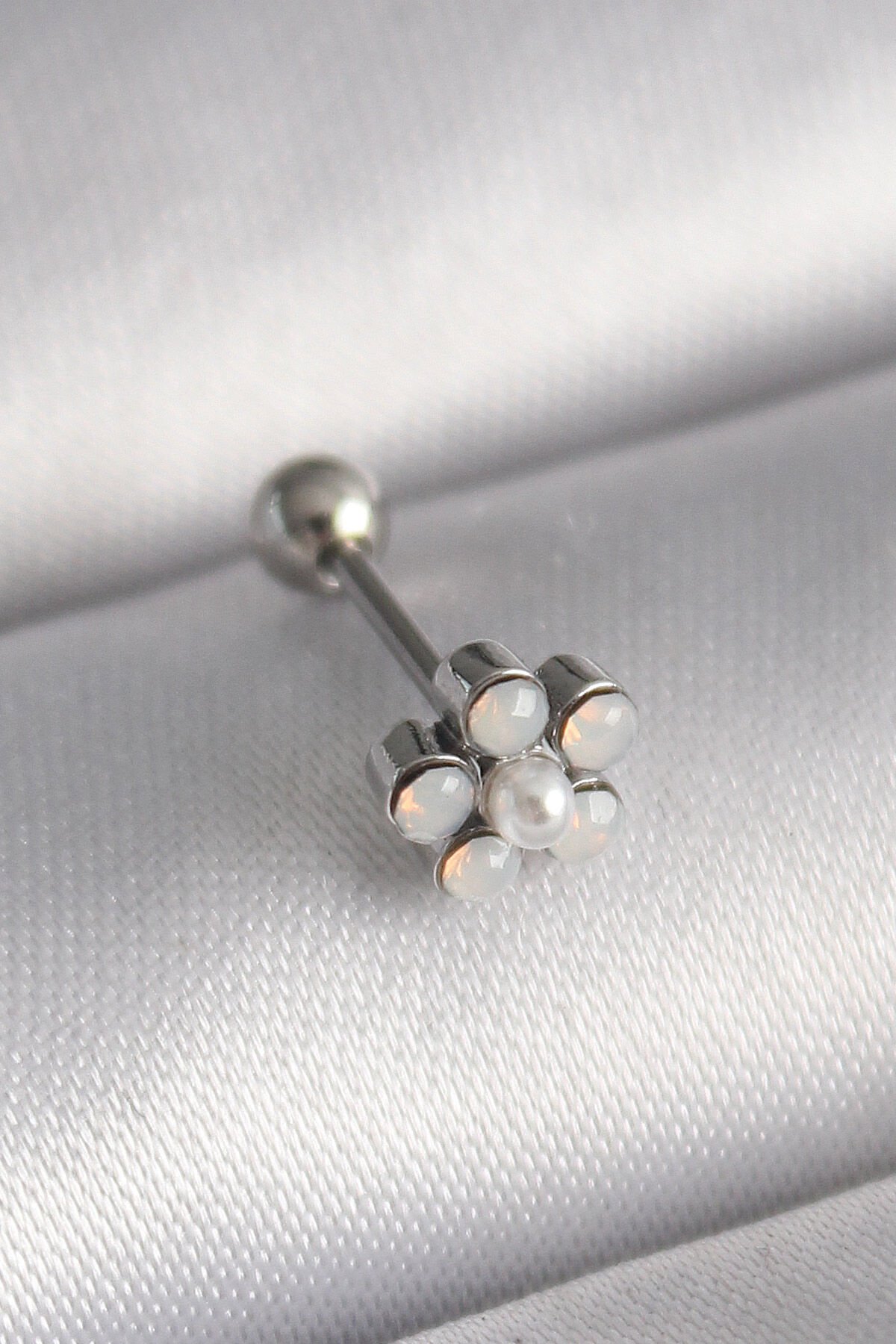 316L Çelik Gümüş Renk Zirkon Taşlı Çiçek Model Tragus Piercing - Lisinya