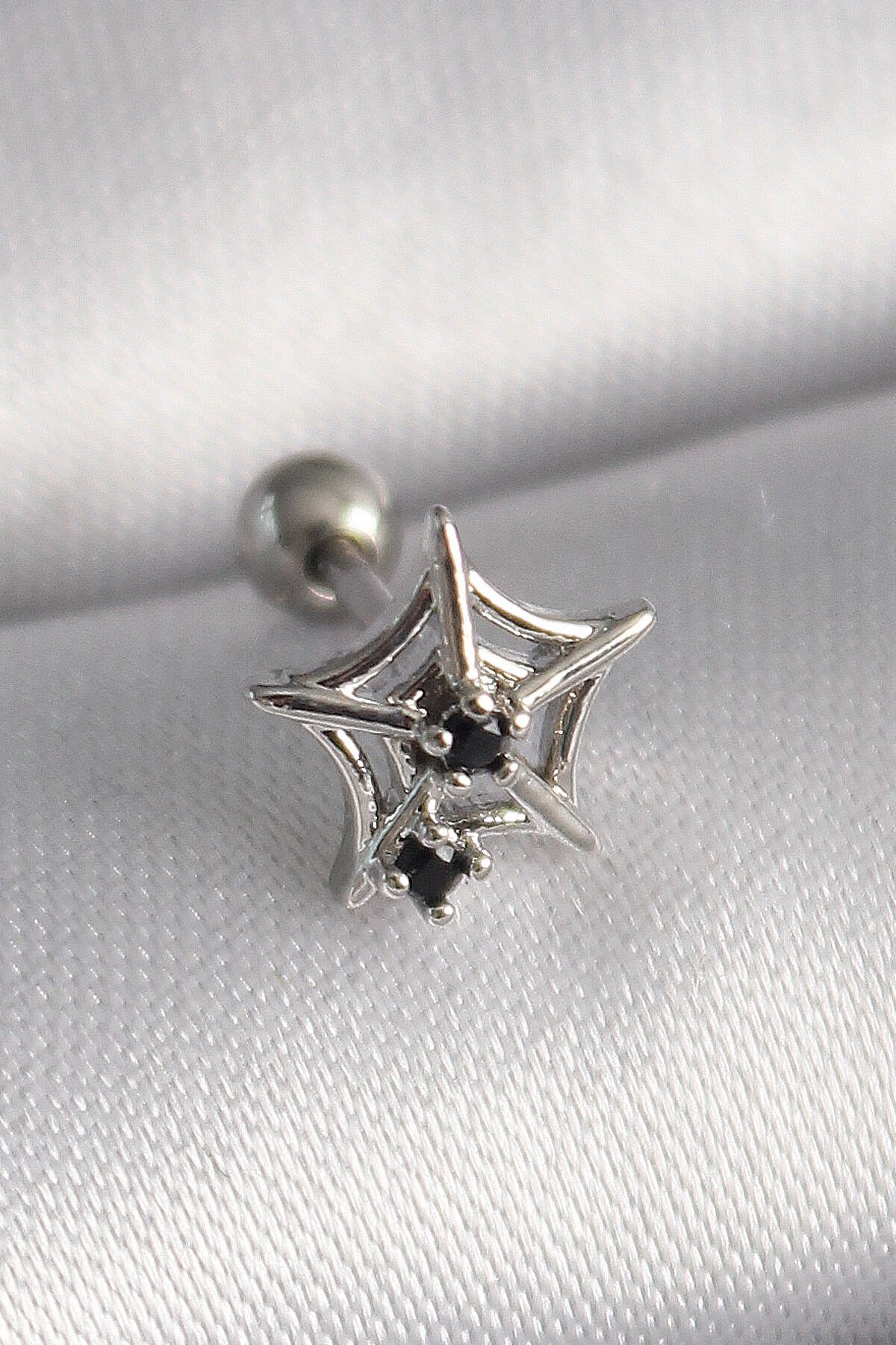 316L Çelik Gümüş Renk Siyah Zirkon Taş Detay Örümcek Ağ Model Tragus Piercing - Lisinya