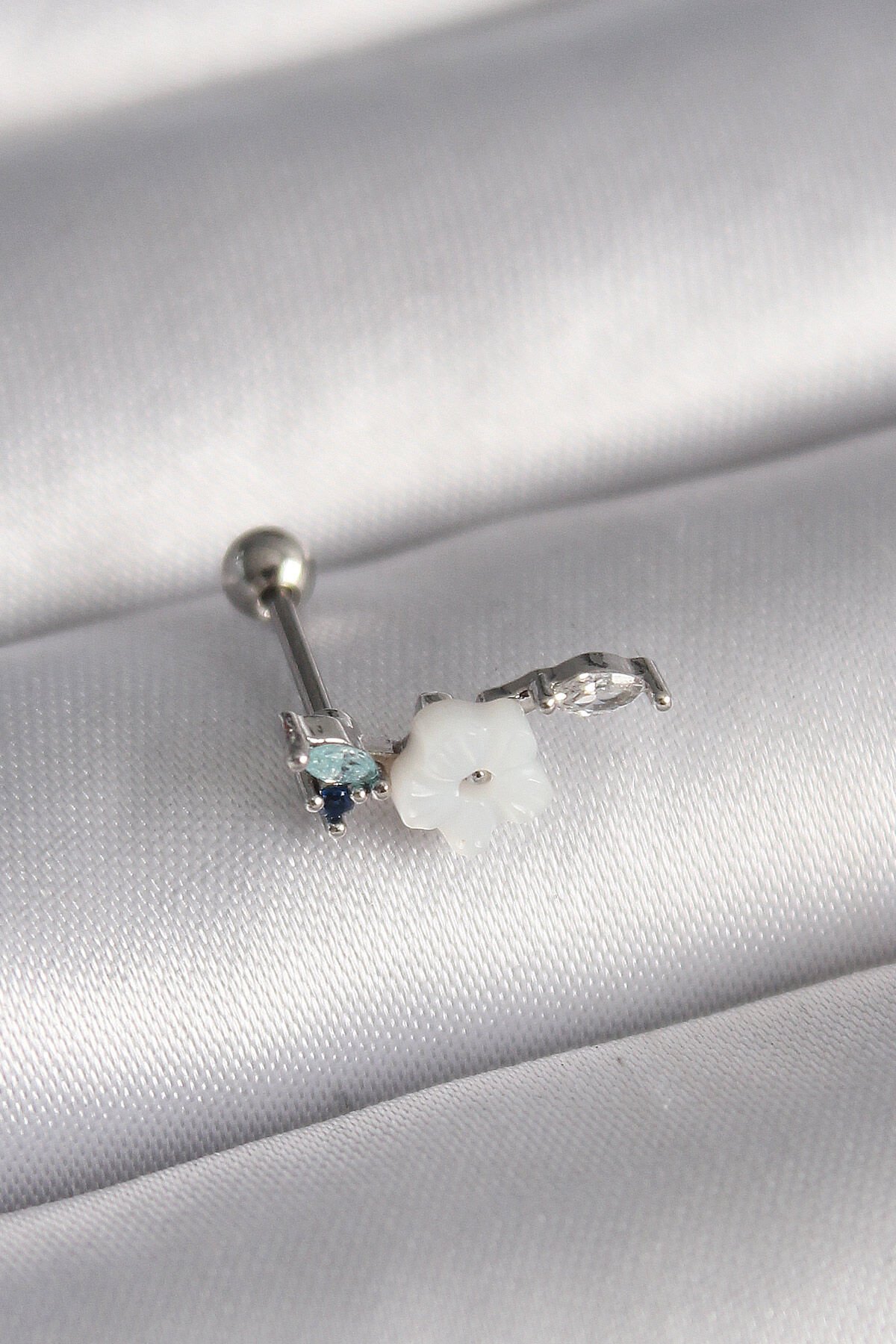 316L Çelik Gümüş Renk Zirkon Taş Detay Beyaz Çiçek Model Tragus Piercing - Lisinya