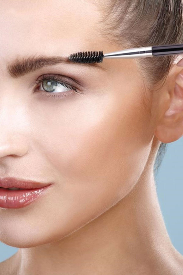 Çift Başlıklı Eyeliner ve Kaş Fırçası – Kolay Uygulama ve Mükemmel Sonuçlar ( Lisinya )