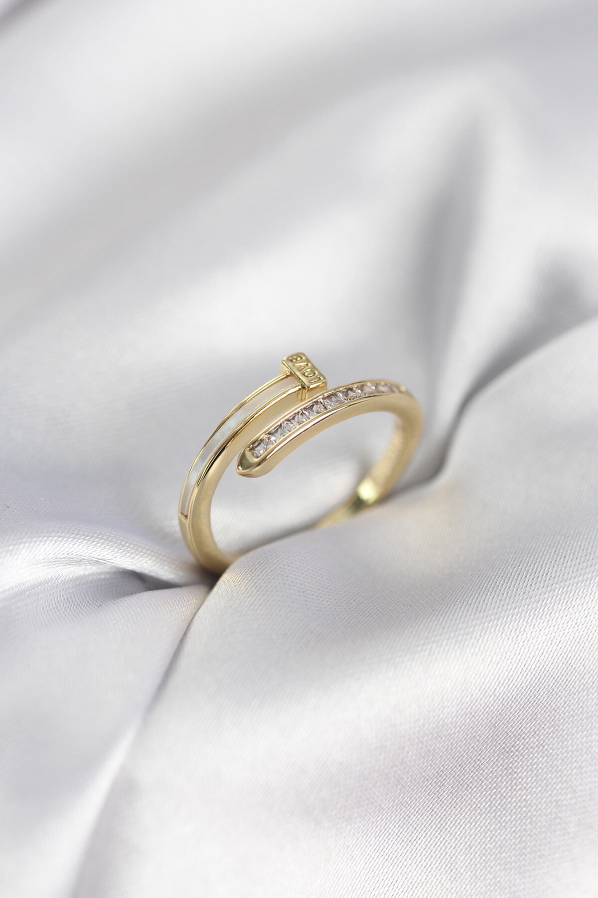 Zirkon Taşlı Gold Renk Yassı Çivi Model Kadın Yüzük - Lisinya