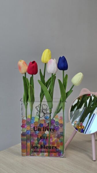 Laleler Ve Kitap Vazo Evin Süslü Çiçeğinden