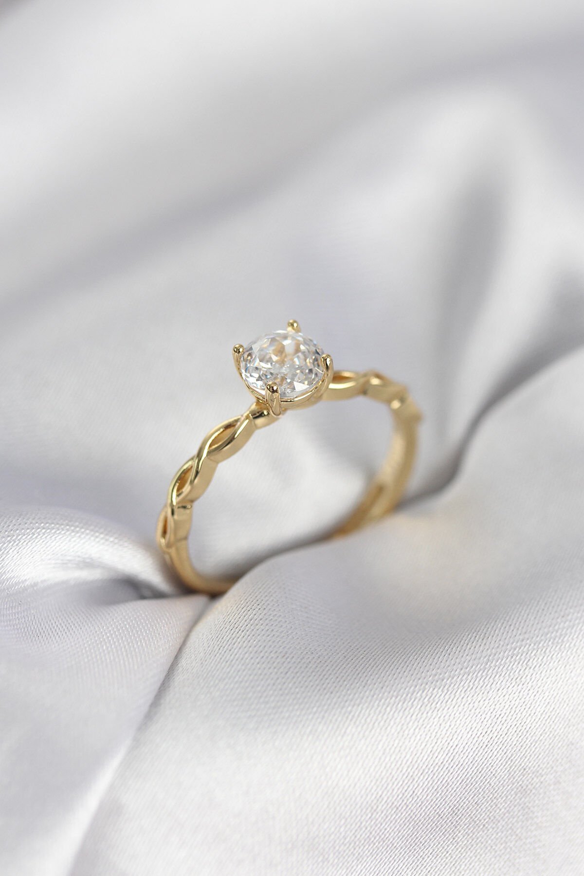 Gold Renk Sarmal Zincir Model Tek Taş Model Zirkon Taşlı Kadın Yüzük - Lisinya