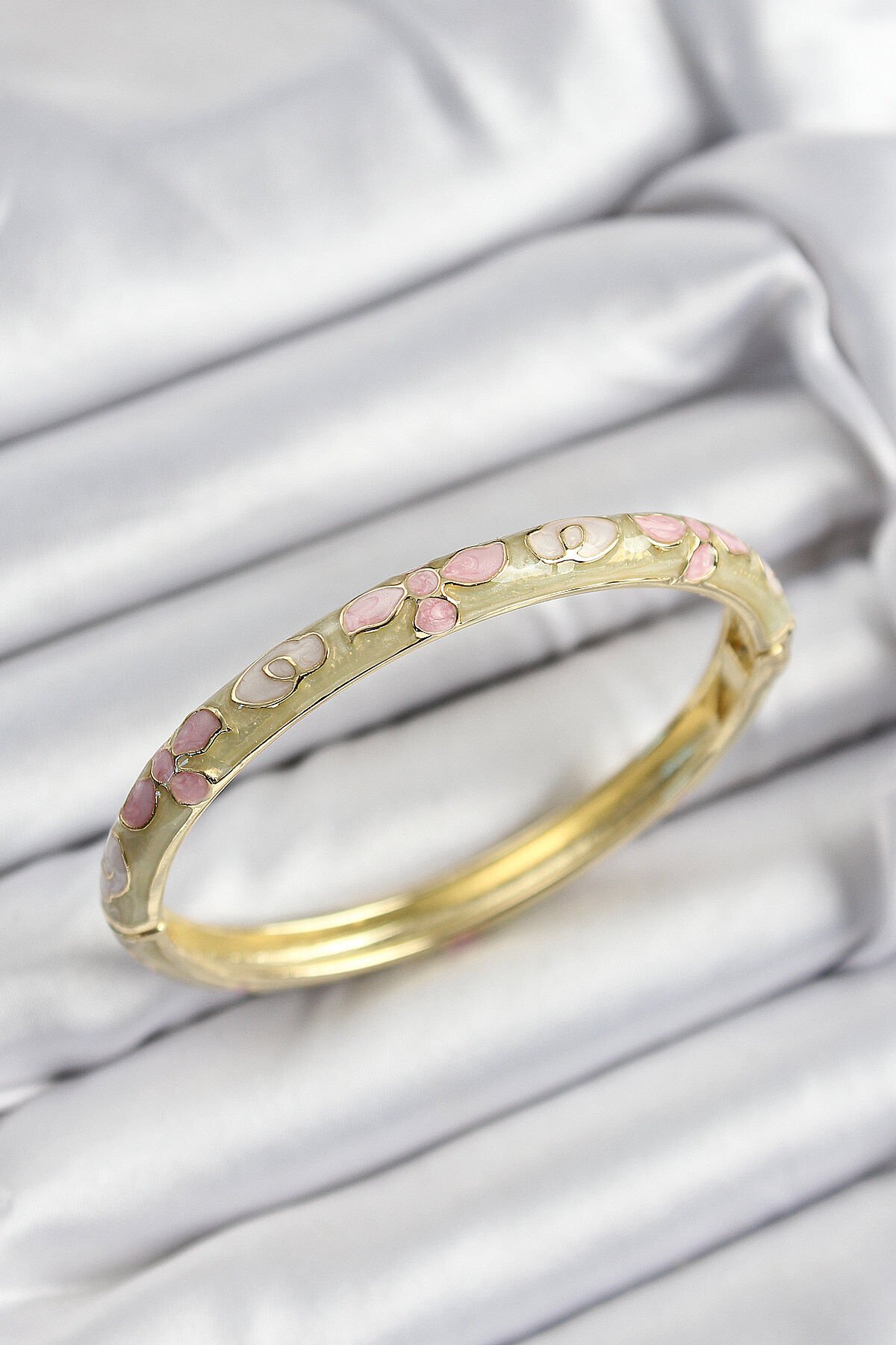 Mineli Pirinç Pembe Hardal Ve Krem Çiçek Motifli Gold Renk Kadın Kelepçe - Lisinya
