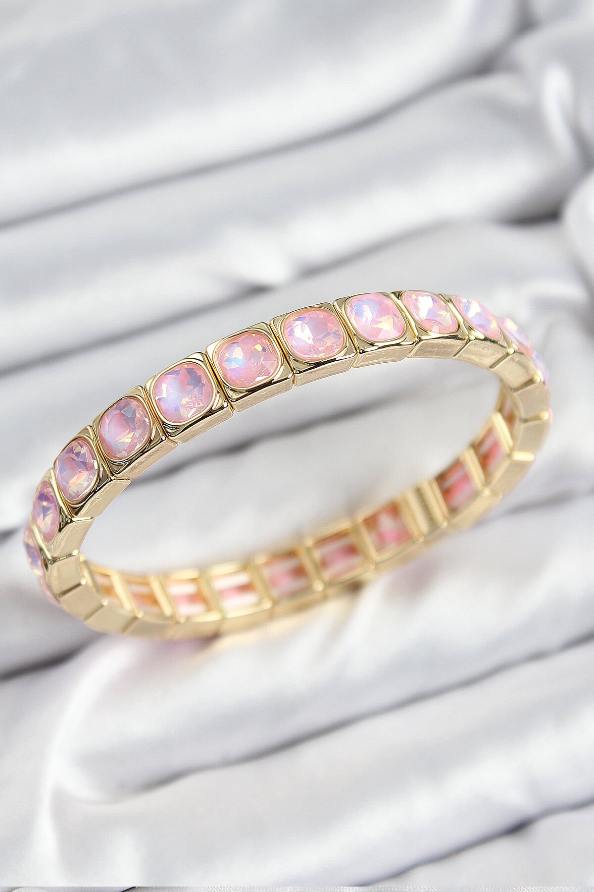 Pirinç Pembe Zirkon Taşlı Kare Model Gold Renk Lastikli Kadın Bileklik - Lisinya