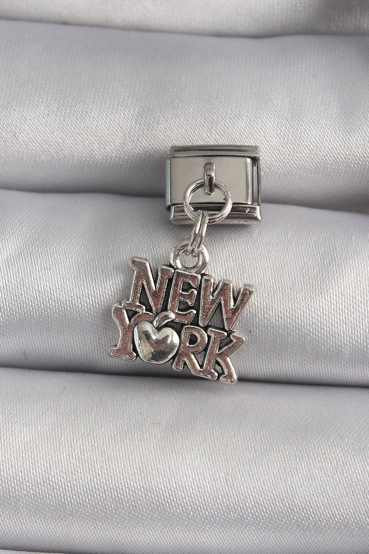 316L Çelik Gümüş Renk Sallantı New York Yazı Model Nomination Charm - Lisinya
