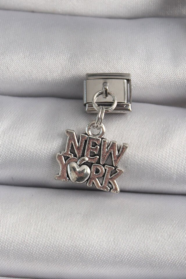 316L Çelik Gümüş Renk Sallantı New York Yazı Model Nomination Charm - Lisinya