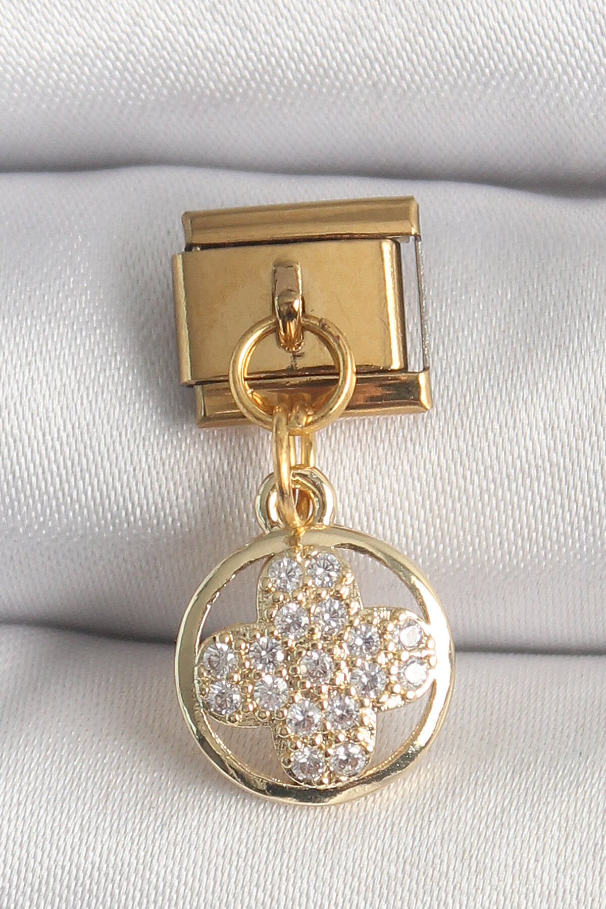 316L Çelik Gold Renk Sallantı Zirkon Taşlı Yonca Model Nomination Charm - Lisinya