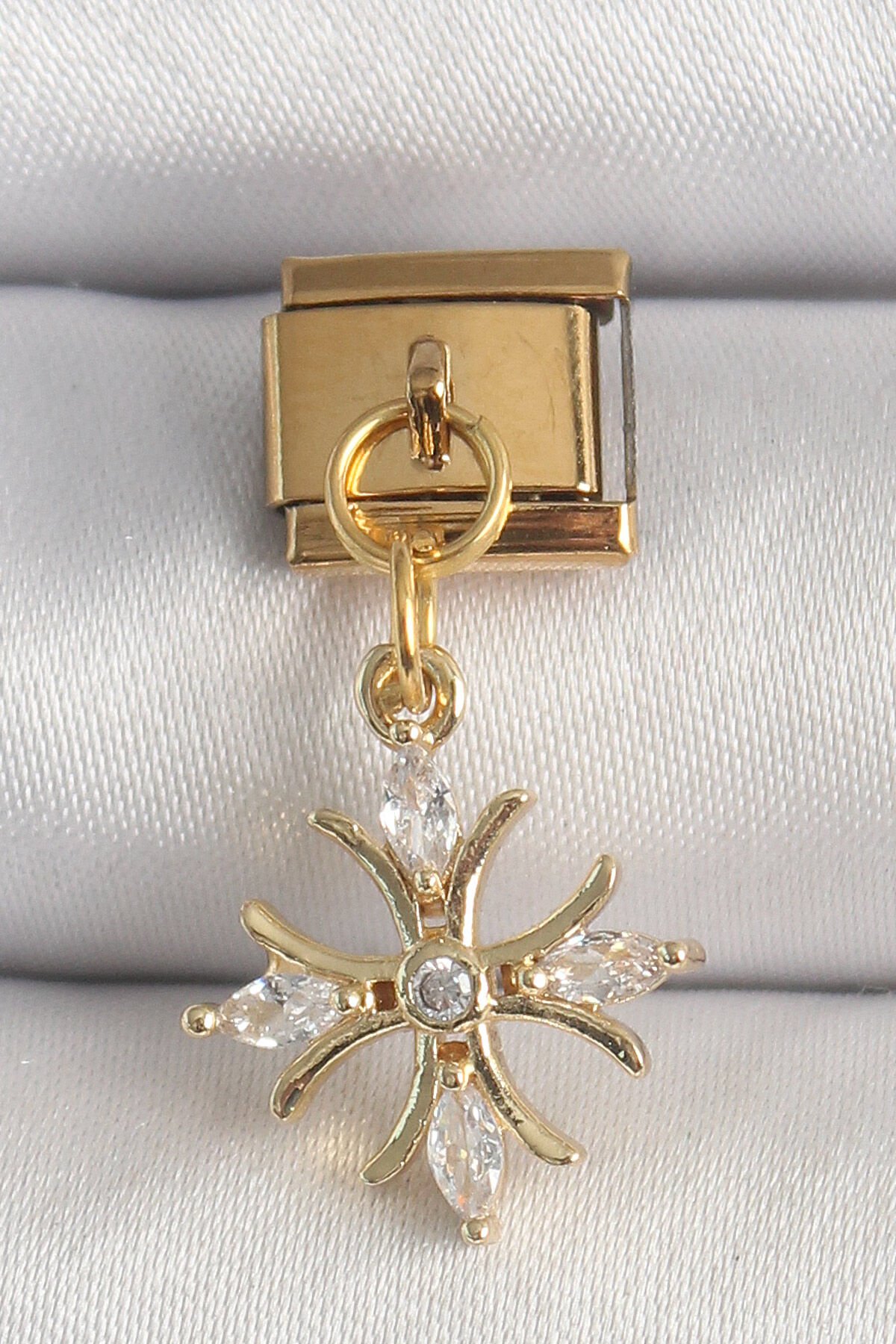 316L Çelik Gold Renk Sallantı Zirkon Taşlı Kar Tanesi Model Nomination Charm - Lisinya