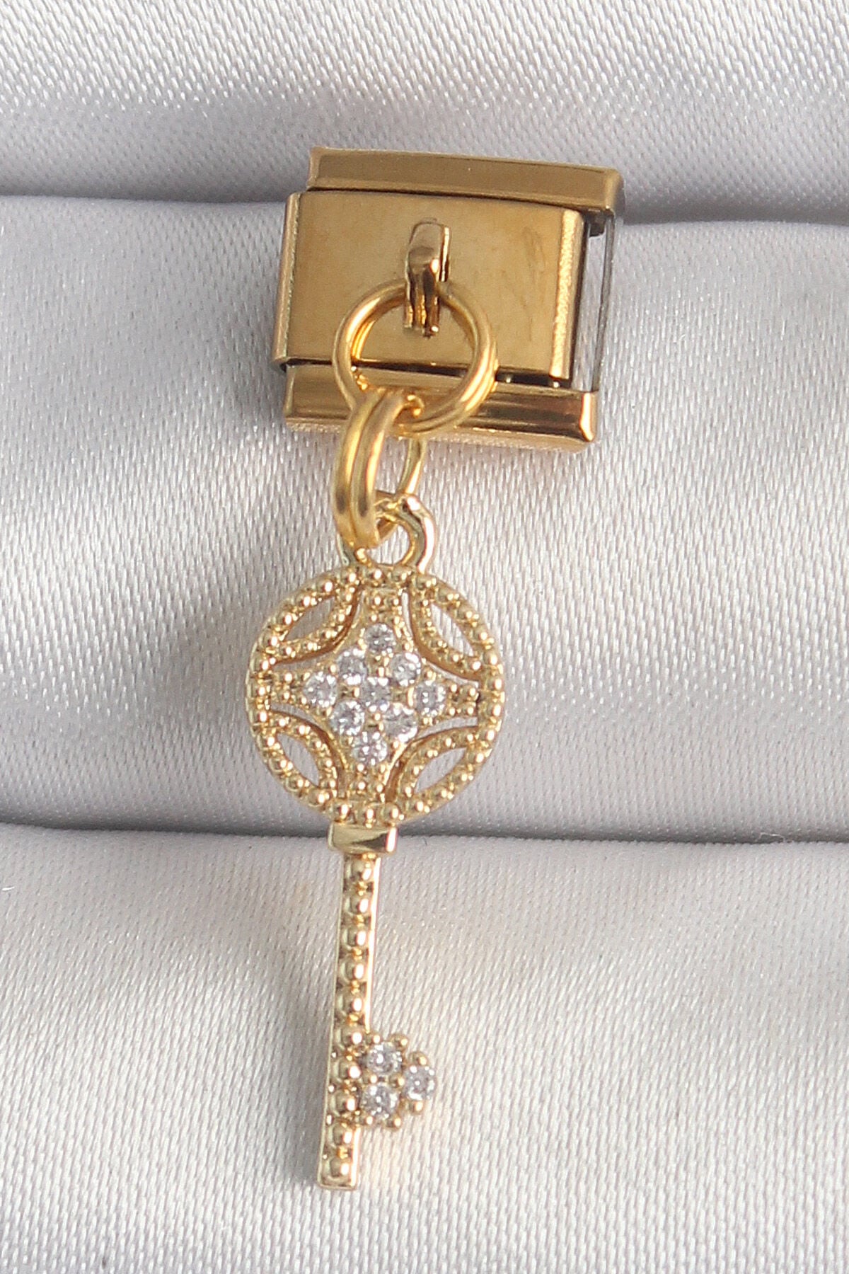 316L Çelik Gold Renk Sallantı Zirkon Taşlı Anahtar Model Nomination Charm - Lisinya