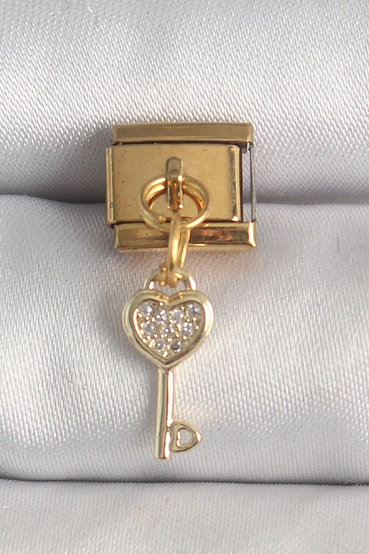 316L Çelik Gold Renk Sallantı Zirkon Taşlı Kalpli Anahtar Model Nomination Charm - Lisinya