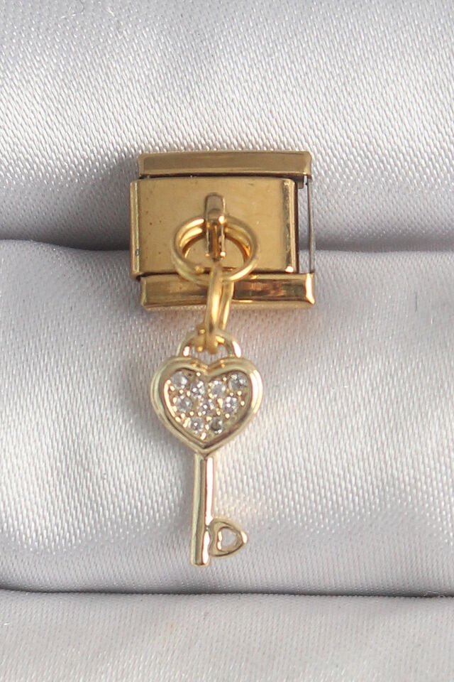 316L Çelik Gold Renk Sallantı Zirkon Taşlı Kalpli Anahtar Model Nomination Charm - Lisinya