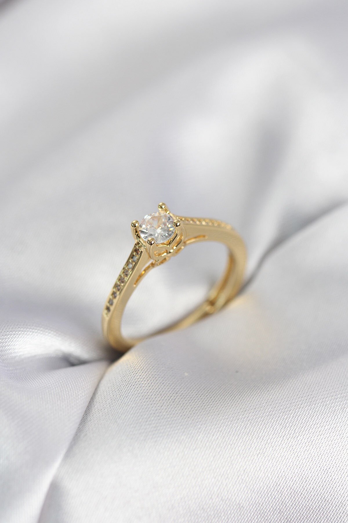 Tek Taş Gold Renk Zirkon Taşlı Model Kadın Yüzük - Lisinya