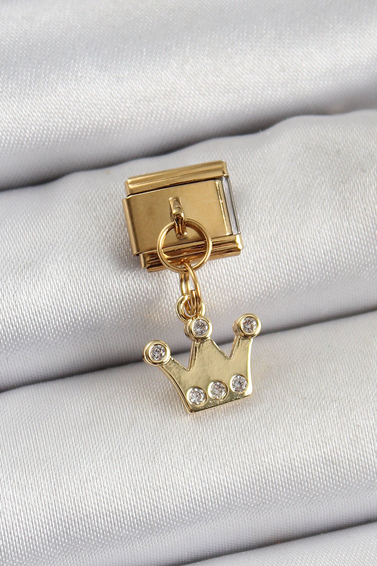 316L Çelik Sallantılı Zirkon Taşlı Kraliçe Tacı Model Gold Renk Nomination Charm - Lisinya