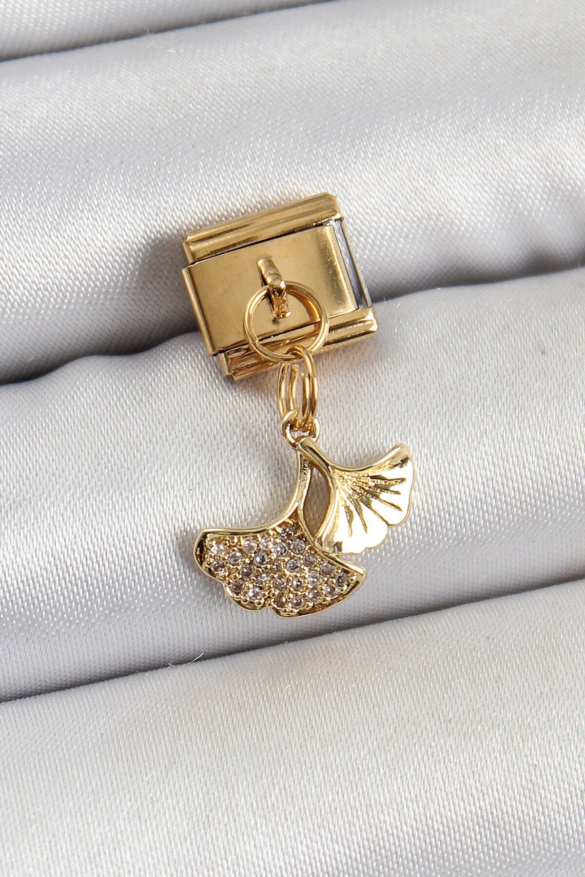 316L Çelik Sallantılı Zirkon Taşlı Balık Kuyruğu Model Gold Renk Nomination Charm - Lisinya