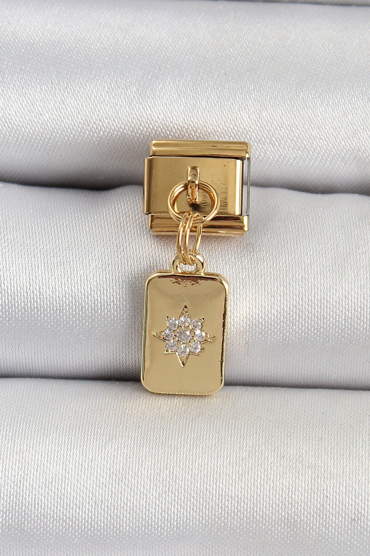 316L Çelik Sallantılı Zirkon Taşlı Kutup Yıldızı Figürlü Dikdörtgen Model Gold Renk Nomination Charm - Lisinya