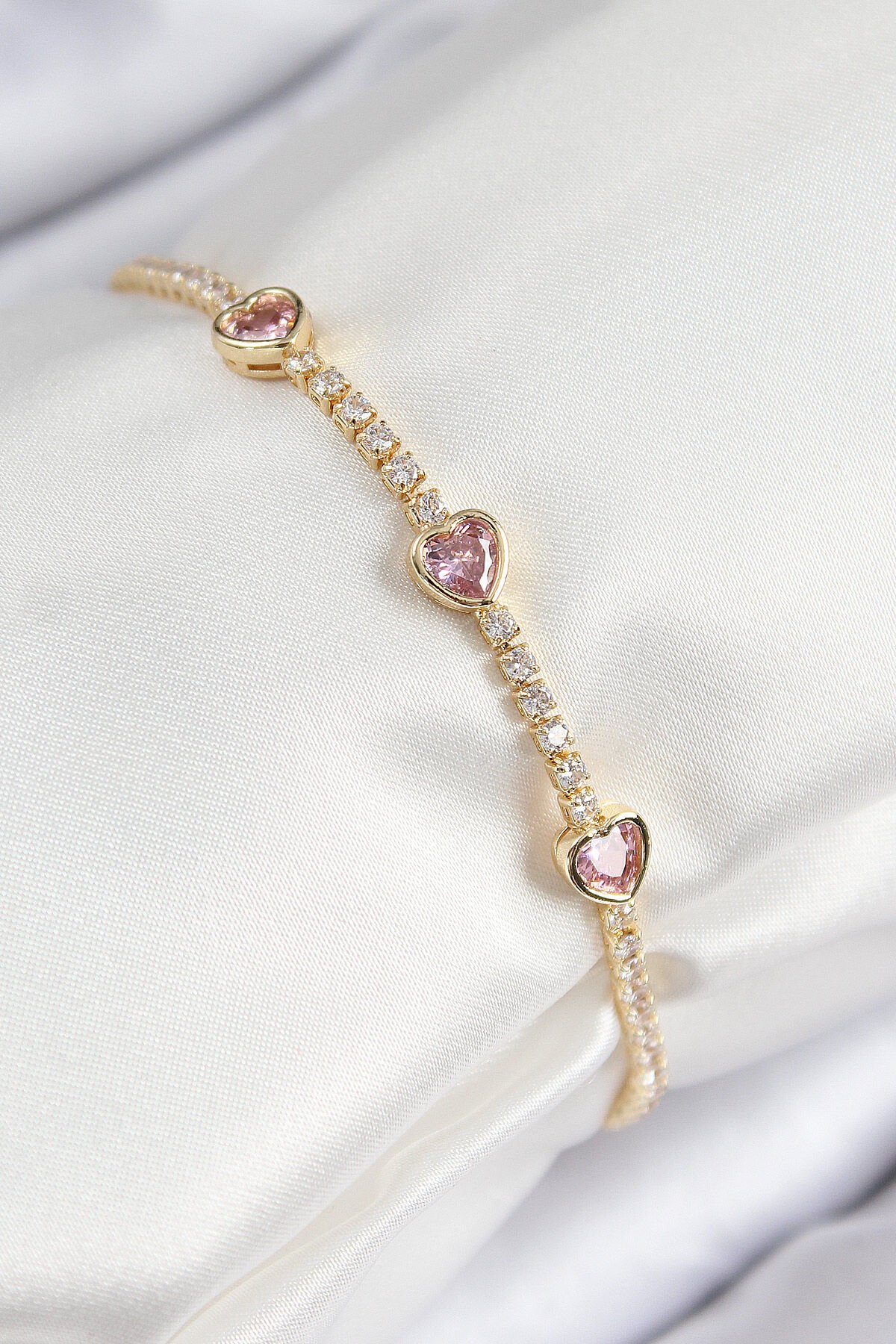 Pirinç Zirkon Taşlı Pembe Kalp Model Gold Renk Kadın Bileklik - Lisinya