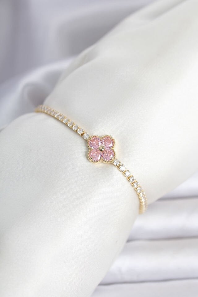 Pirinç Gold Renk Pembe Zirkon Taşlı Yonca Model Su Yolu Kadın Bileklik - Lisinya