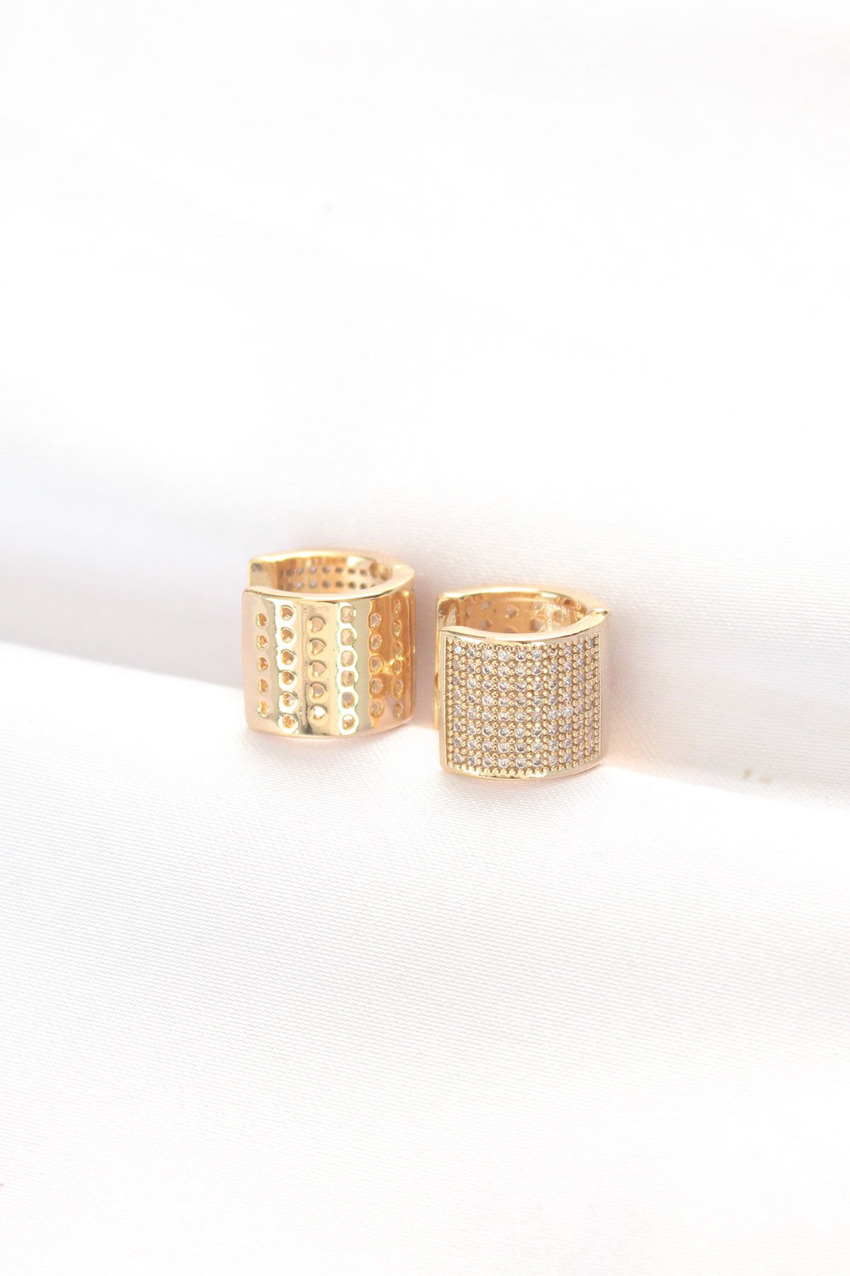 Pirinç Gold Renk Taşlı Minimal Küpe - Lisinya