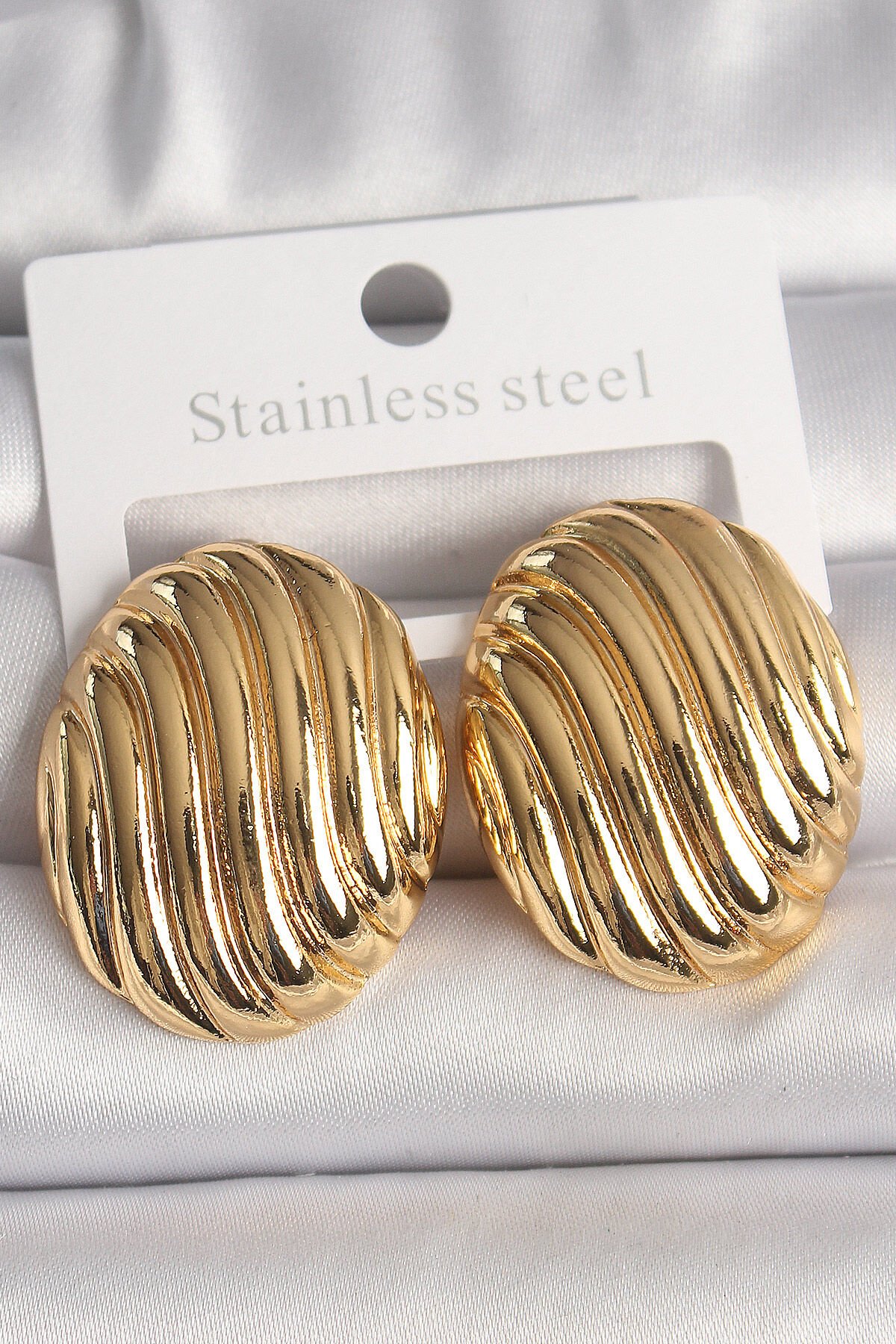 Pirinç Gold Renk İşlemeli Oval Model Kadın Küpe - Lisinya