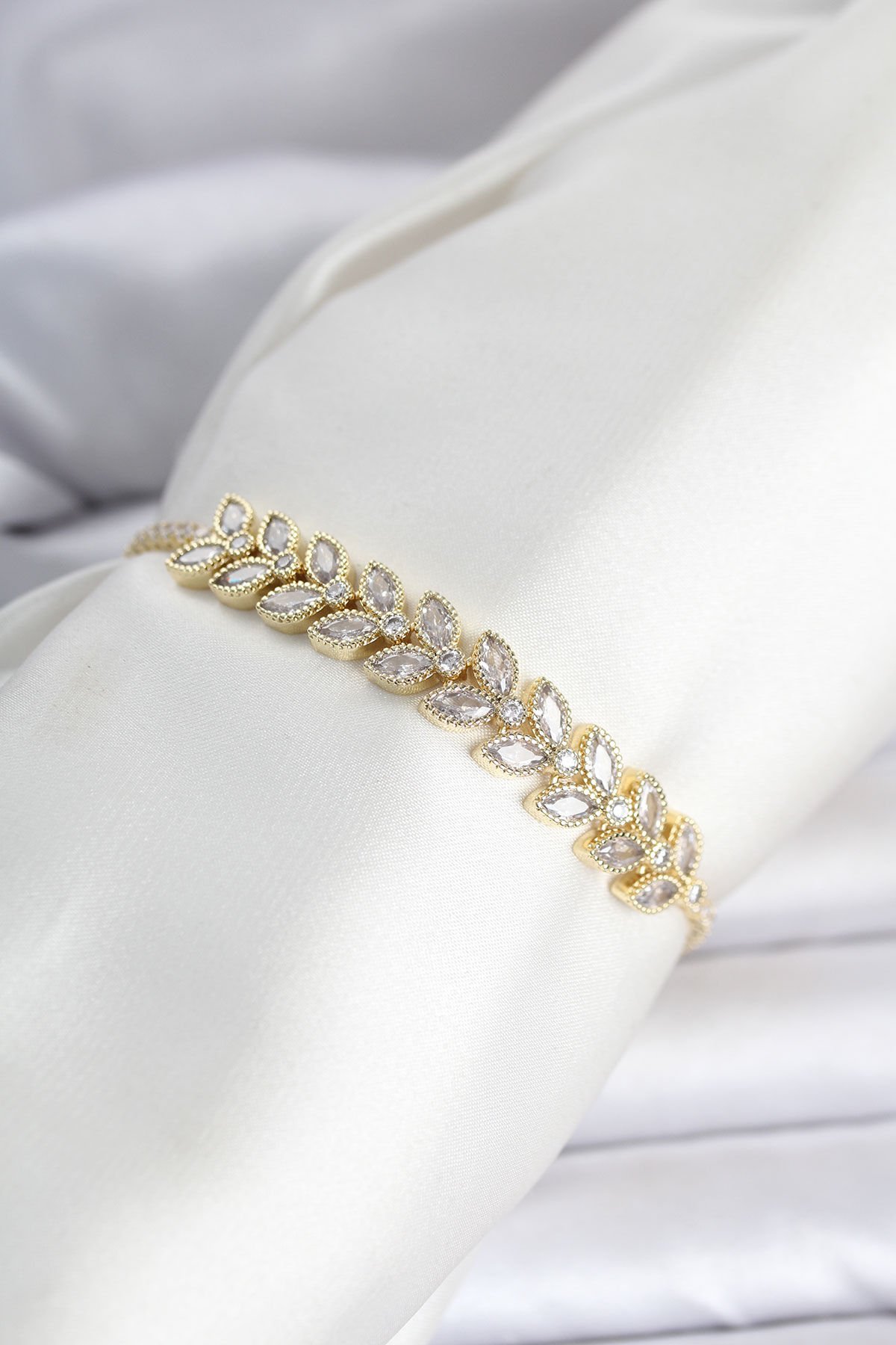 Pirinç Gold Renk Başak Model Su Yolu Kadın Bileklik - Lisinya