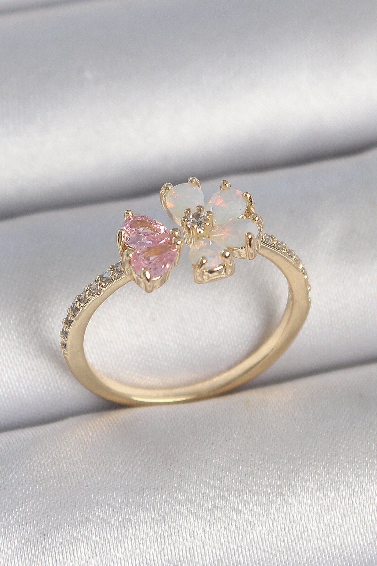 Pirinç Gold Renk Beyaz Mineli Pembe Zirkon Taşlı Çiçek Model Kadın Yüzük - Lisinya