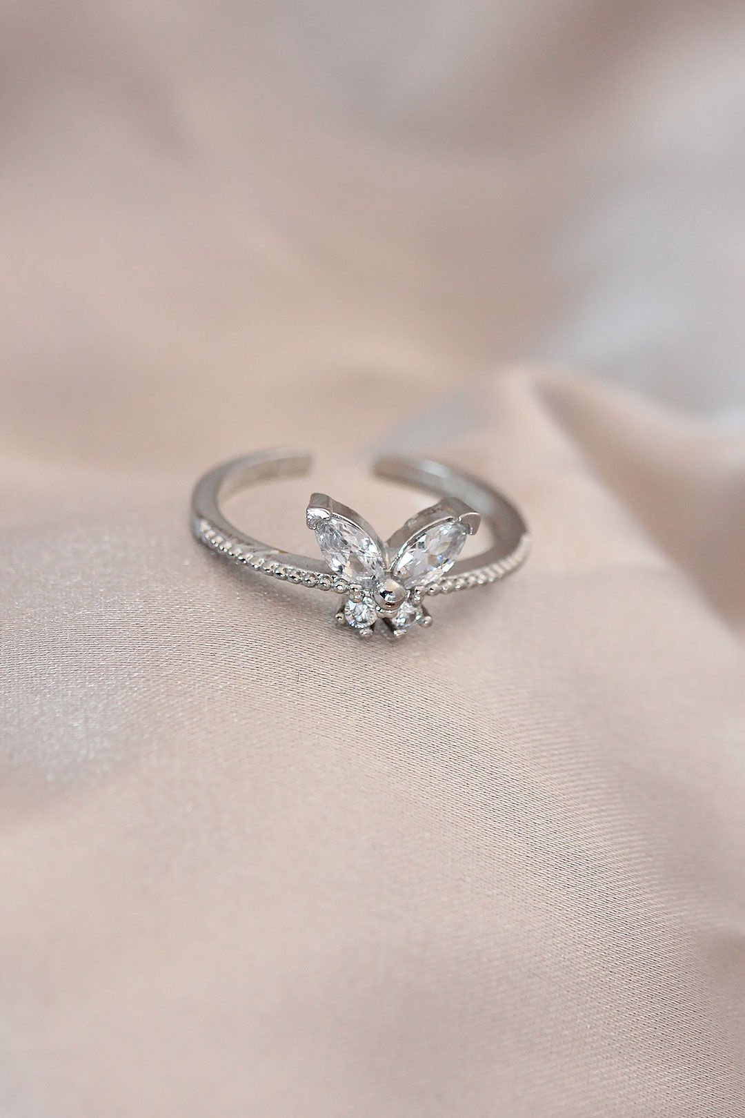 Ayarlamalı Gümüş Renk Metal Zirkon Taş ve Kristal Taşlı Kelebek Model Yüzük - Lisinya