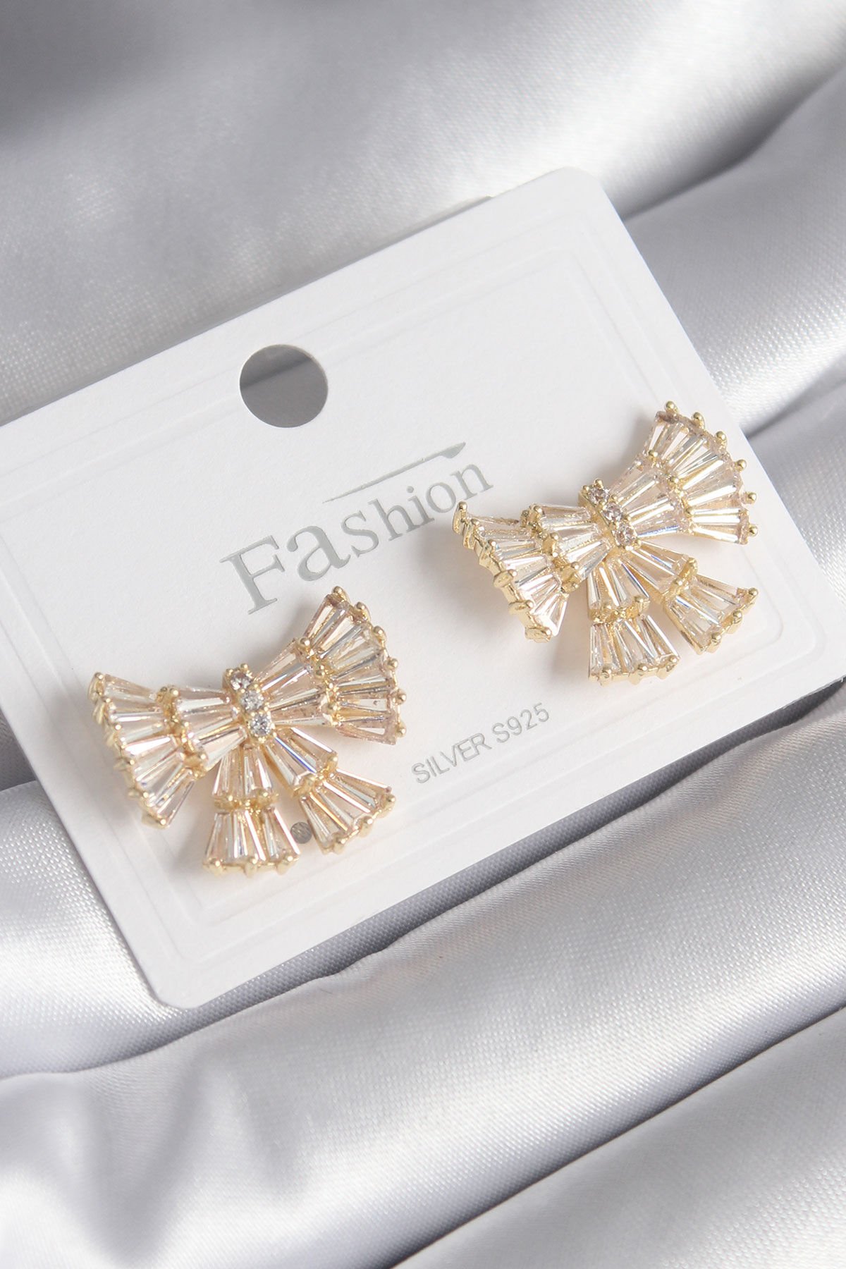 Pirinç Gold Renk Zirkon Taşlı Kurdele Model Kadın Küpe - Lisinya