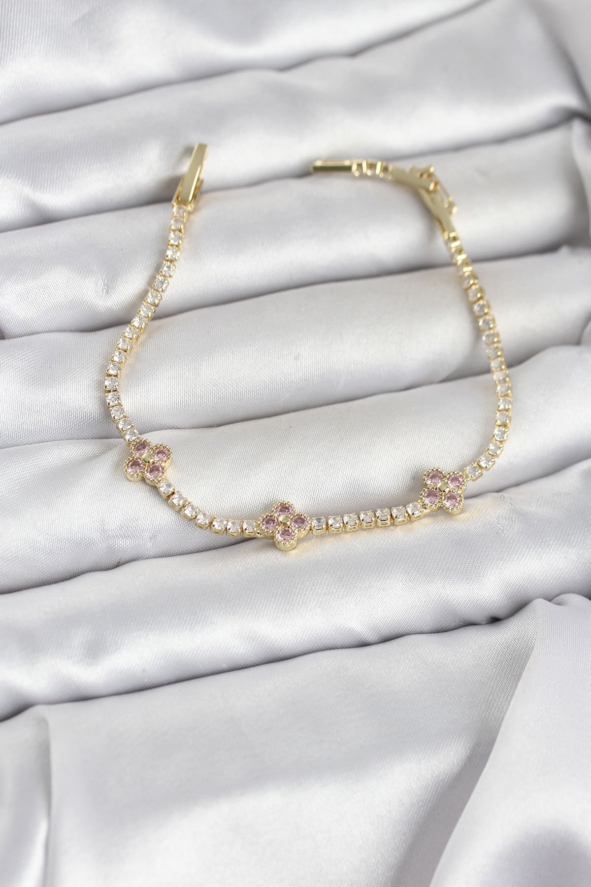 Pembe Yonca Detaylı Zirkon Taşlı Gold Renk Pirinç Su Yolu Kadın Bileklik - Lisinya