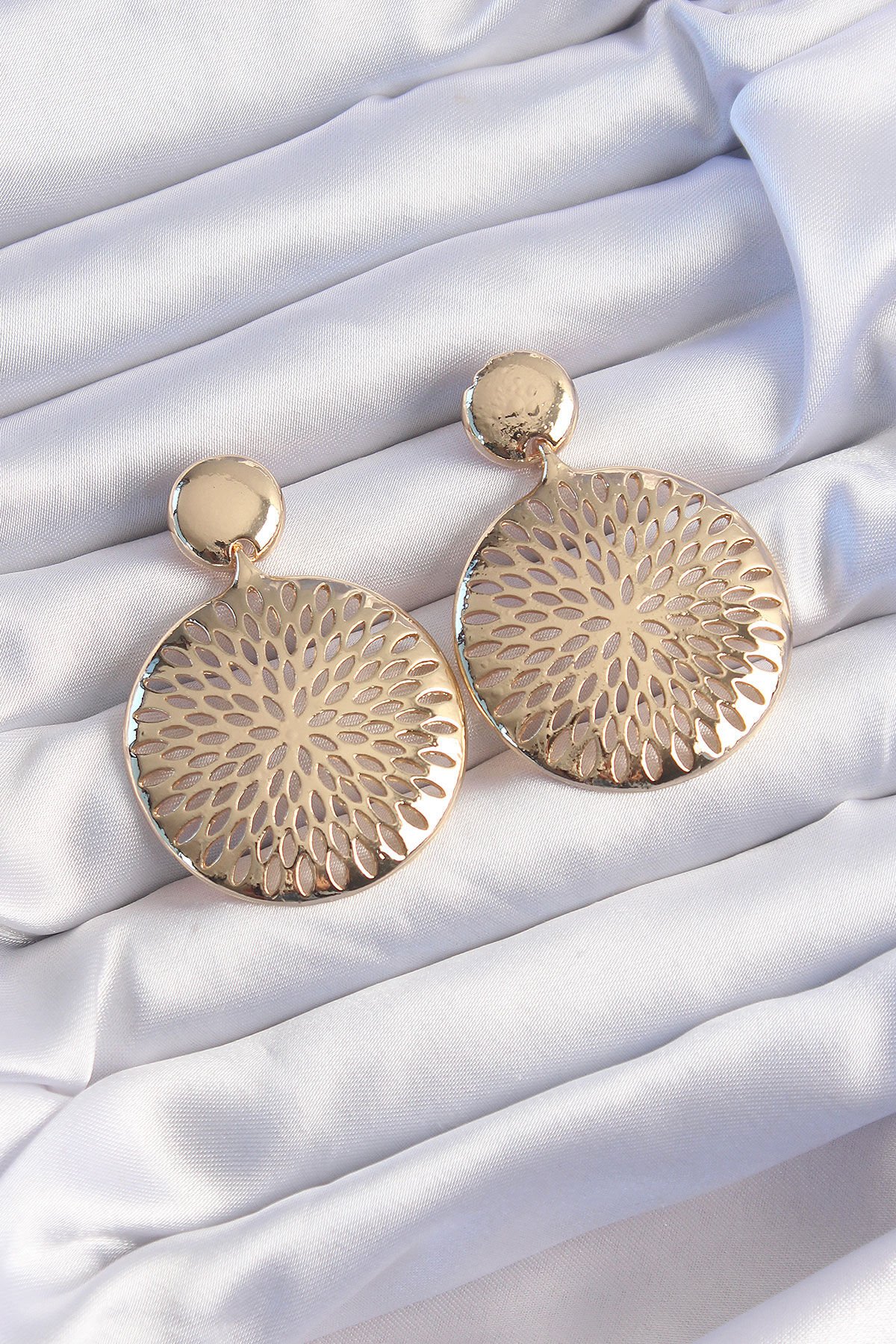 Pirinç Gold Renk Oval İşlemeli Küpe - Lisinya