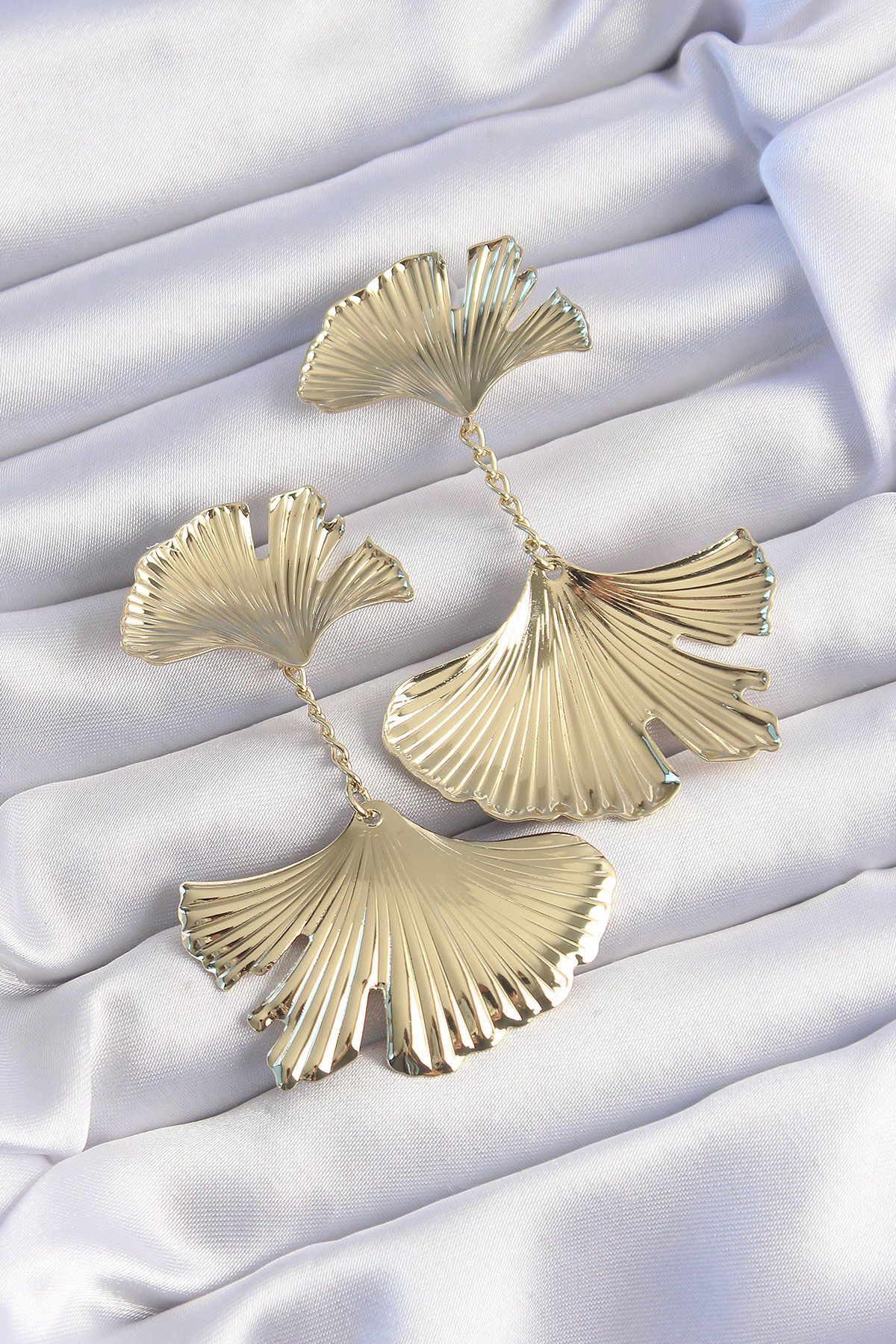 Pirinç Gold Renk Tırtıklı Yaprak Model Sallantılı Küpe - Lisinya