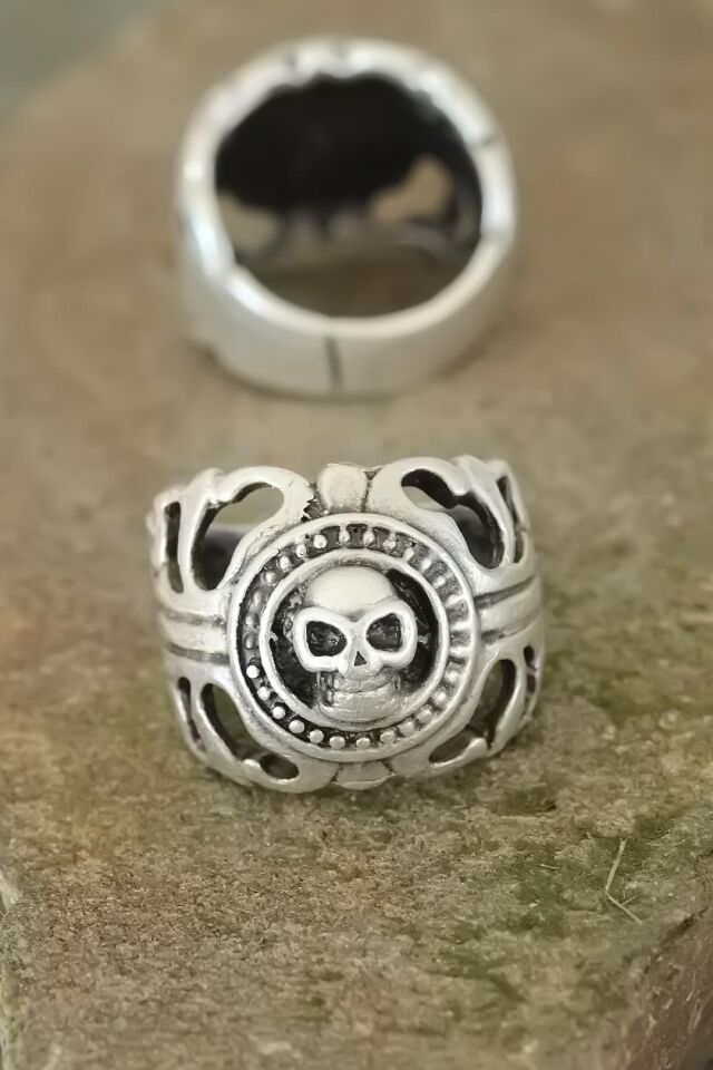 Eskitme Gümüş Renk Metal Kuru Kafa Tasarım Ayarlamalı Erkek Yüzük - Lisinya
