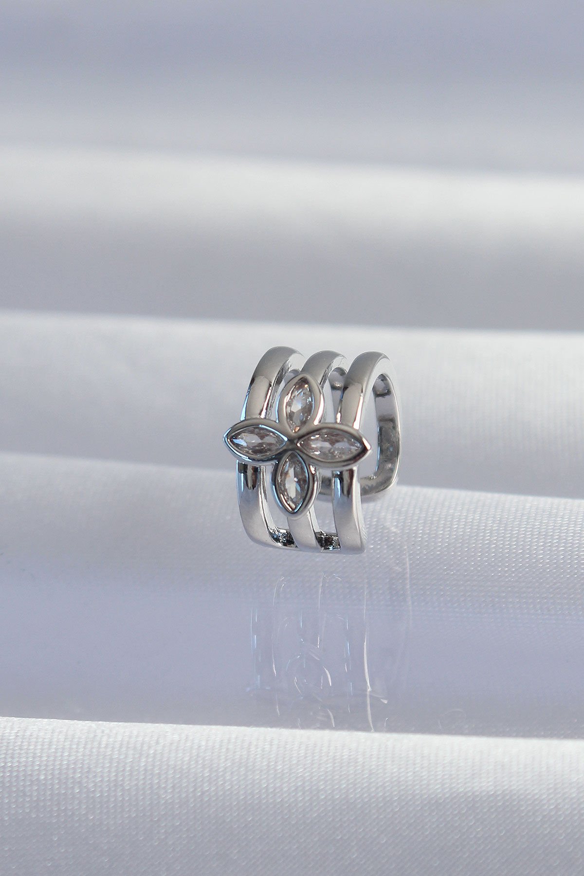 Pirinç Gümüş Renk Yonca Earcuff Küpe - Lisinya