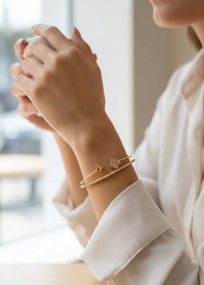 Yonca Model Pirinç Gold Renk Kadın Bileklik - Lisinya