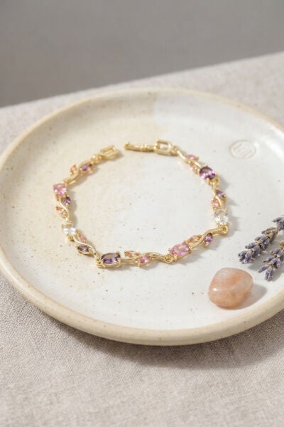 Pirinç Gold Renk Pembe ve Mor Zirkon Taşlı Çiçek Model Kadın Bileklik - Lisinya