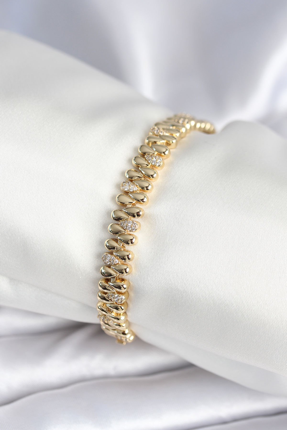 Pirinç Gold Renk Damla Model Zirkon Taşlı Kadın Bileklik - Lisinya