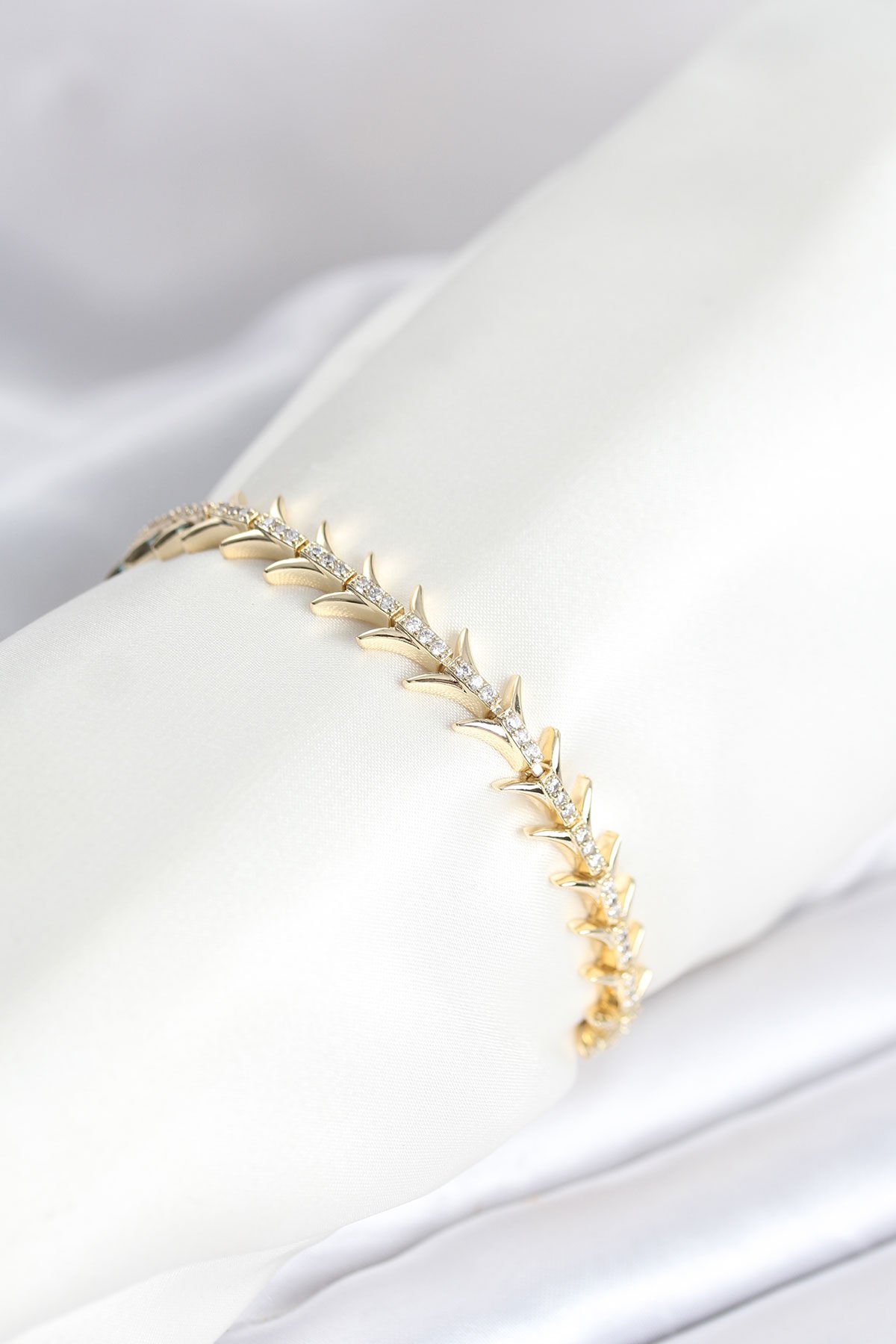 Pirinç Gold Renk Balık Sırtı Model Zirkon Taşlı Kadın Bileklik - Lisinya