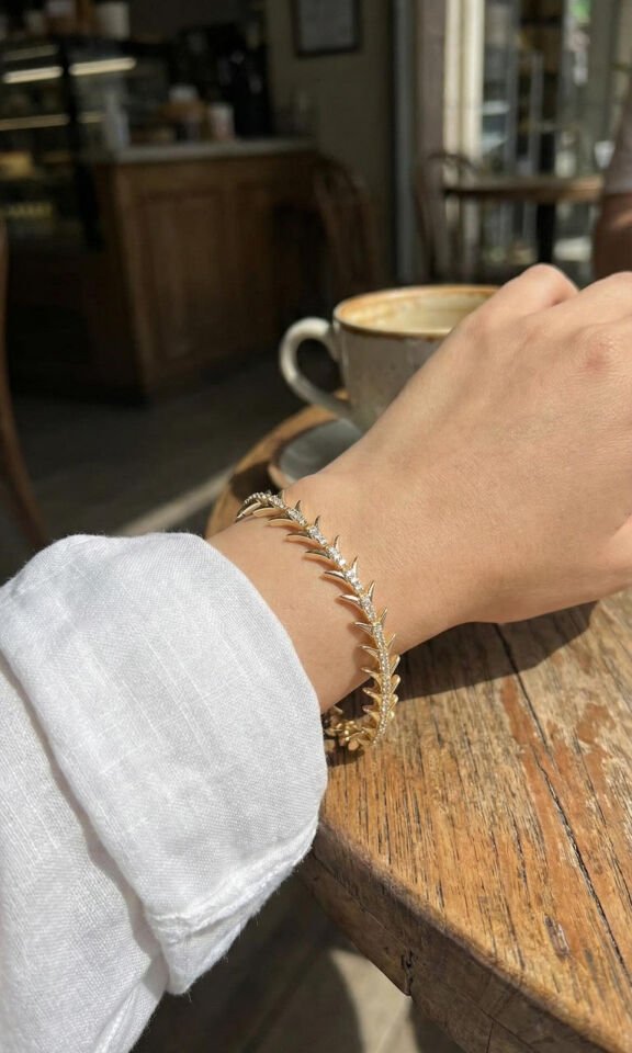 Pirinç Gold Renk Balık Sırtı Model Zirkon Taşlı Kadın Bileklik - Lisinya