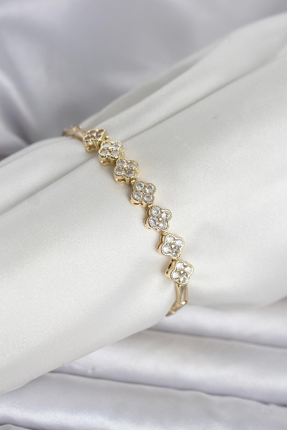 Pirinç Gold Renk Yonca Model Zirkon Taşlı Kadın Bileklik - Lisinya