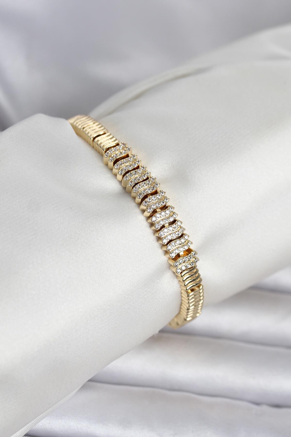 Pirinç Gold Renk Zirkon Taşlı Kadın Bileklik - Lisinya