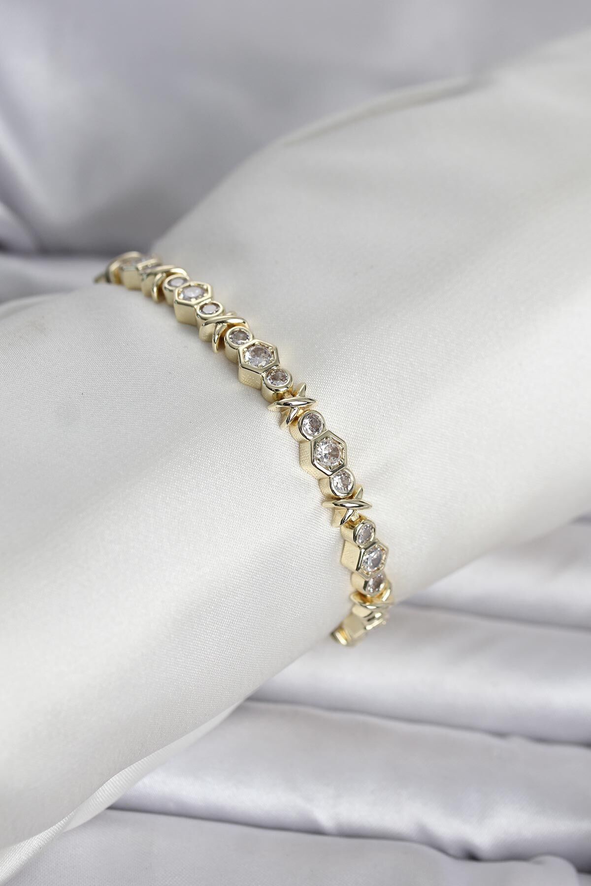 Pirinç Gold Renk Petek Model Zirkon Taşlı Kadın Bileklik - Lisinya