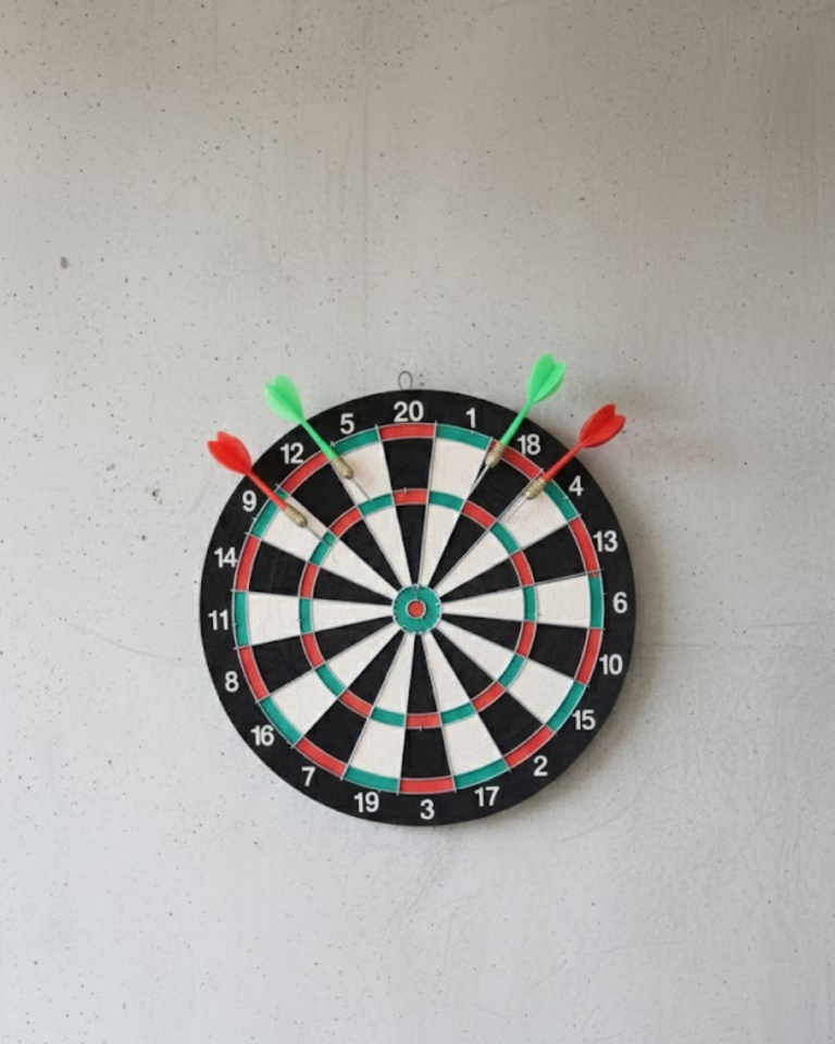 17 İnç Profesyonel Dart Tahtası Dayanıklı Yapı ve 4 Metal Dart Oku - Lisinya